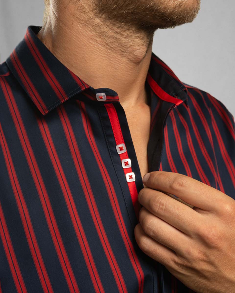 Camisa Casual Azul con Rayas Rojas Detalles en Cuello y Puños