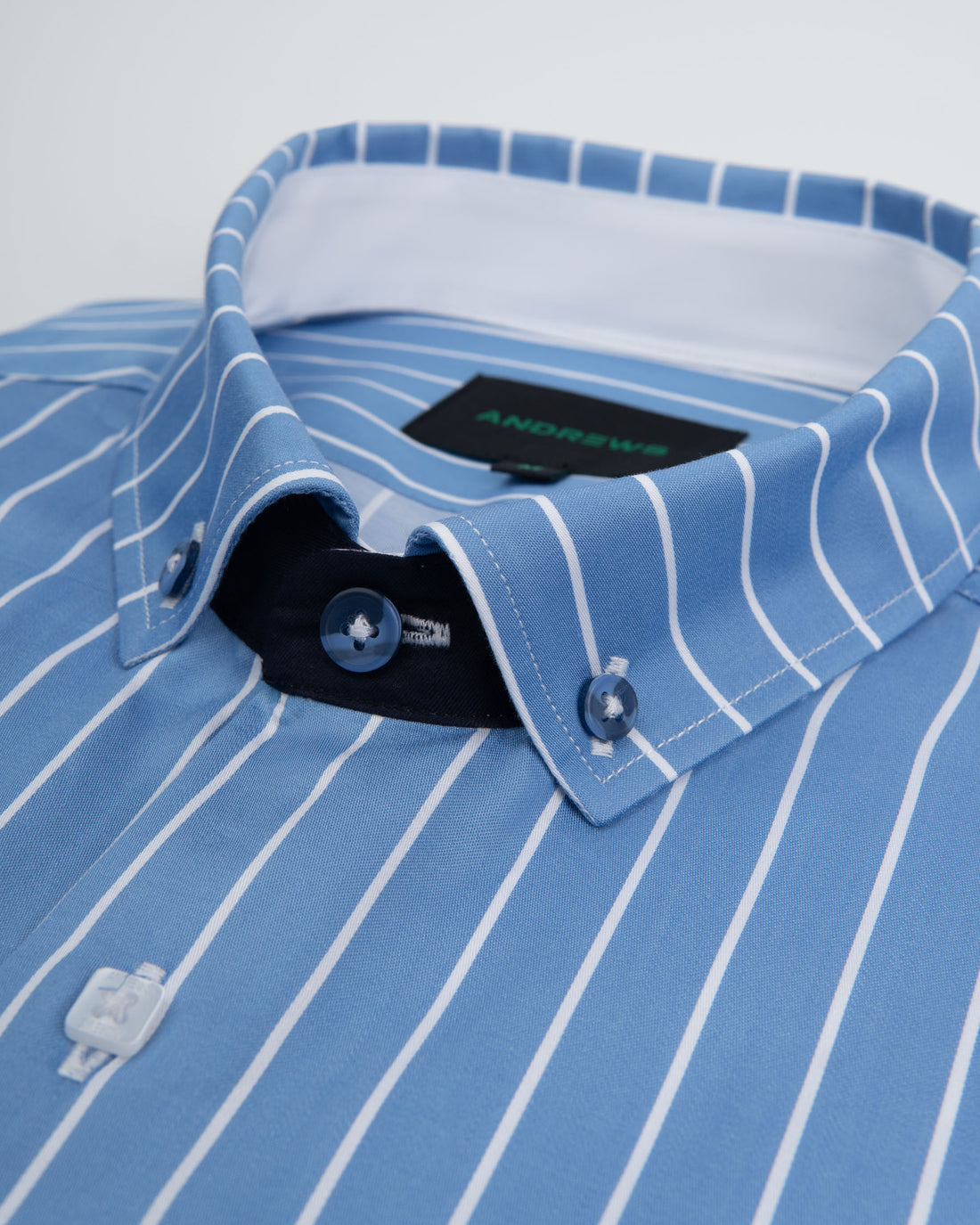 Camisa Casual - Celeste con rayas Blancas con detalles en el Puño y Pechera