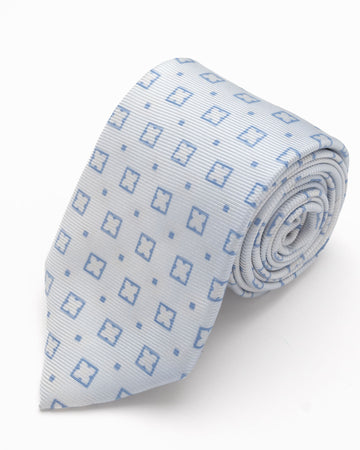 CORBATA CELESTE CLARO CON DISEÑOS BLANCOS Y CUADROS CELESTES
