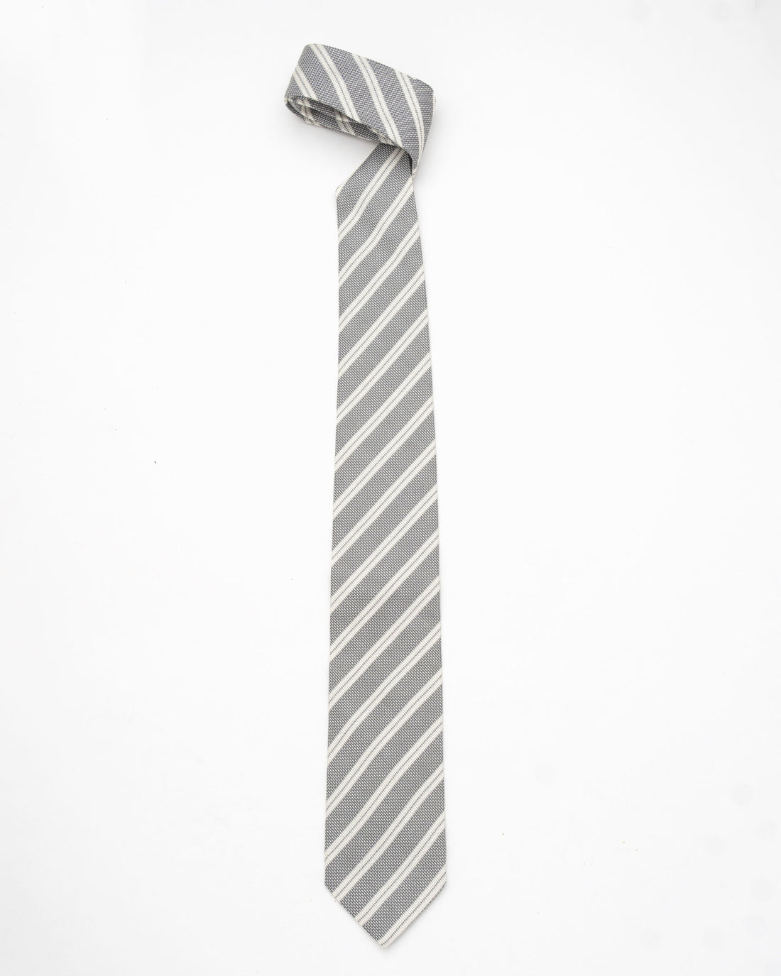 CORBATA GRIS CLARO CON DISEÑO DE LINEAS CREMA