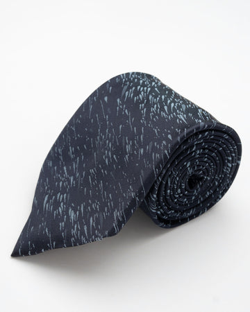 CORBATA AZUL CON DETALLES DE MANCHAS CELESTES