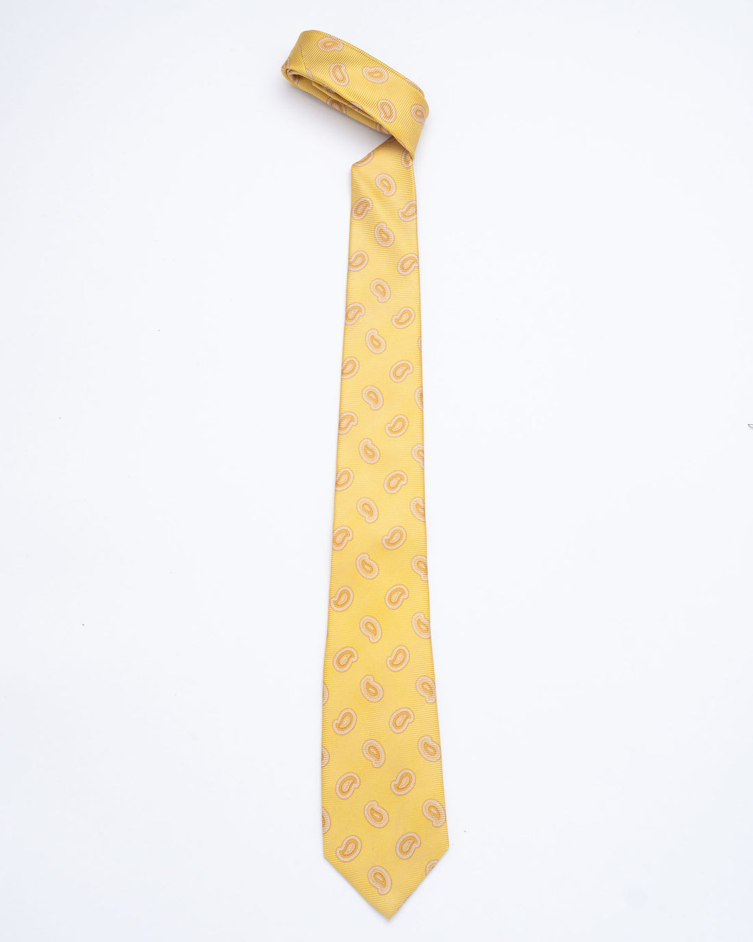 CORBATA AMARILLO CON DISEÑO PAISLEY EN TONOS AMARILLO OSCURO