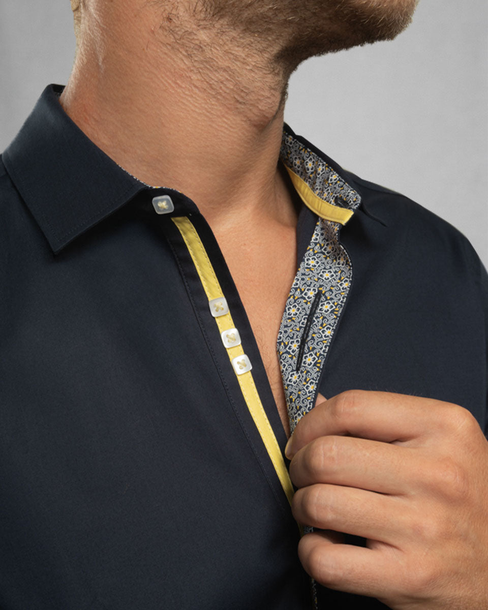 Camisa Casual Azul con Detalles Amarillo en Cuello y Puños