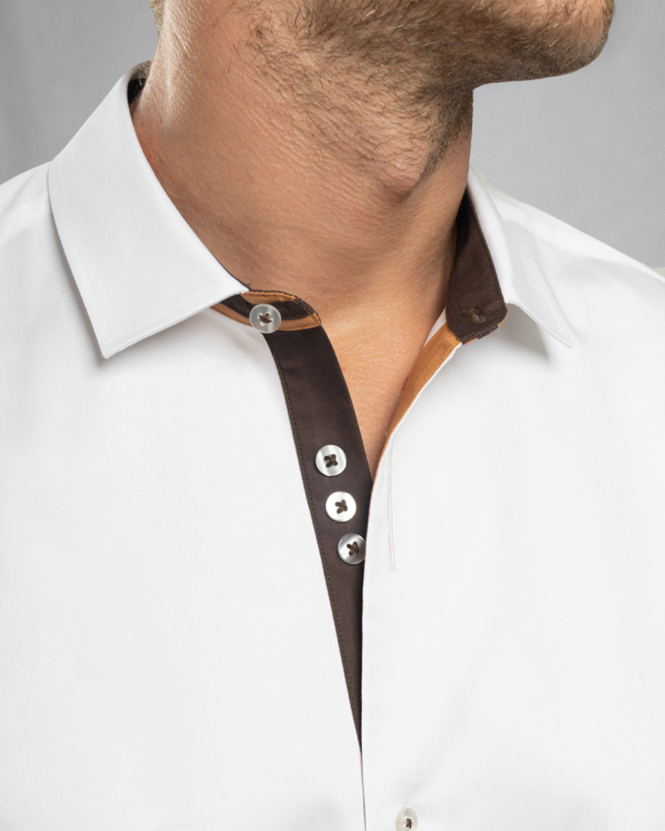 Camisa Casual color Blanco con Detalles Marrón en Cuello y Puños