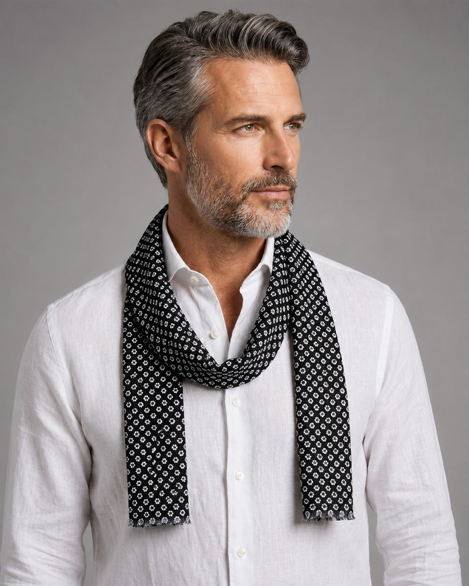 Bufanda - Foulard Color Negro con Flores Blancas
