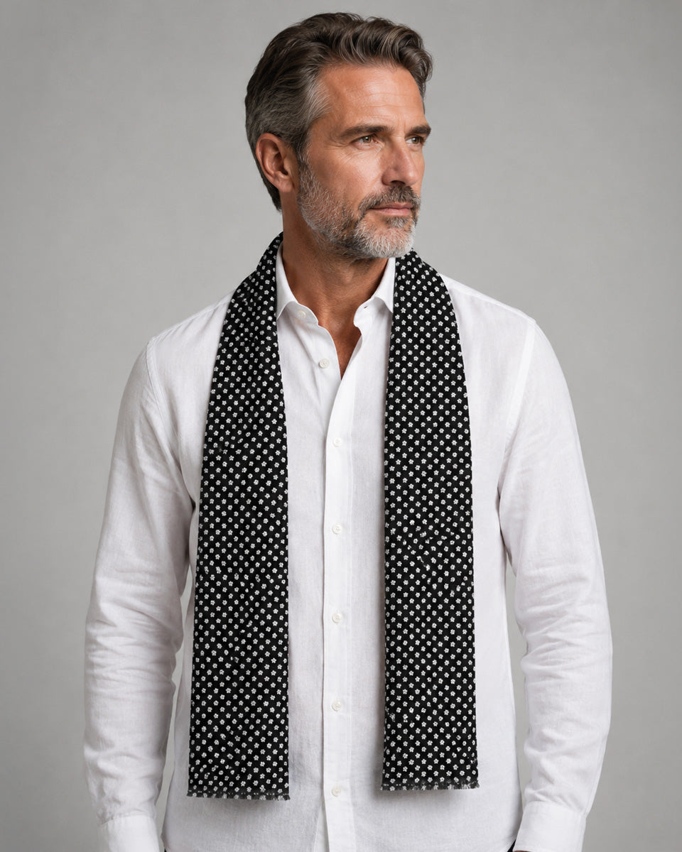 Bufanda - Foulard Color Negro con Flores Blancas