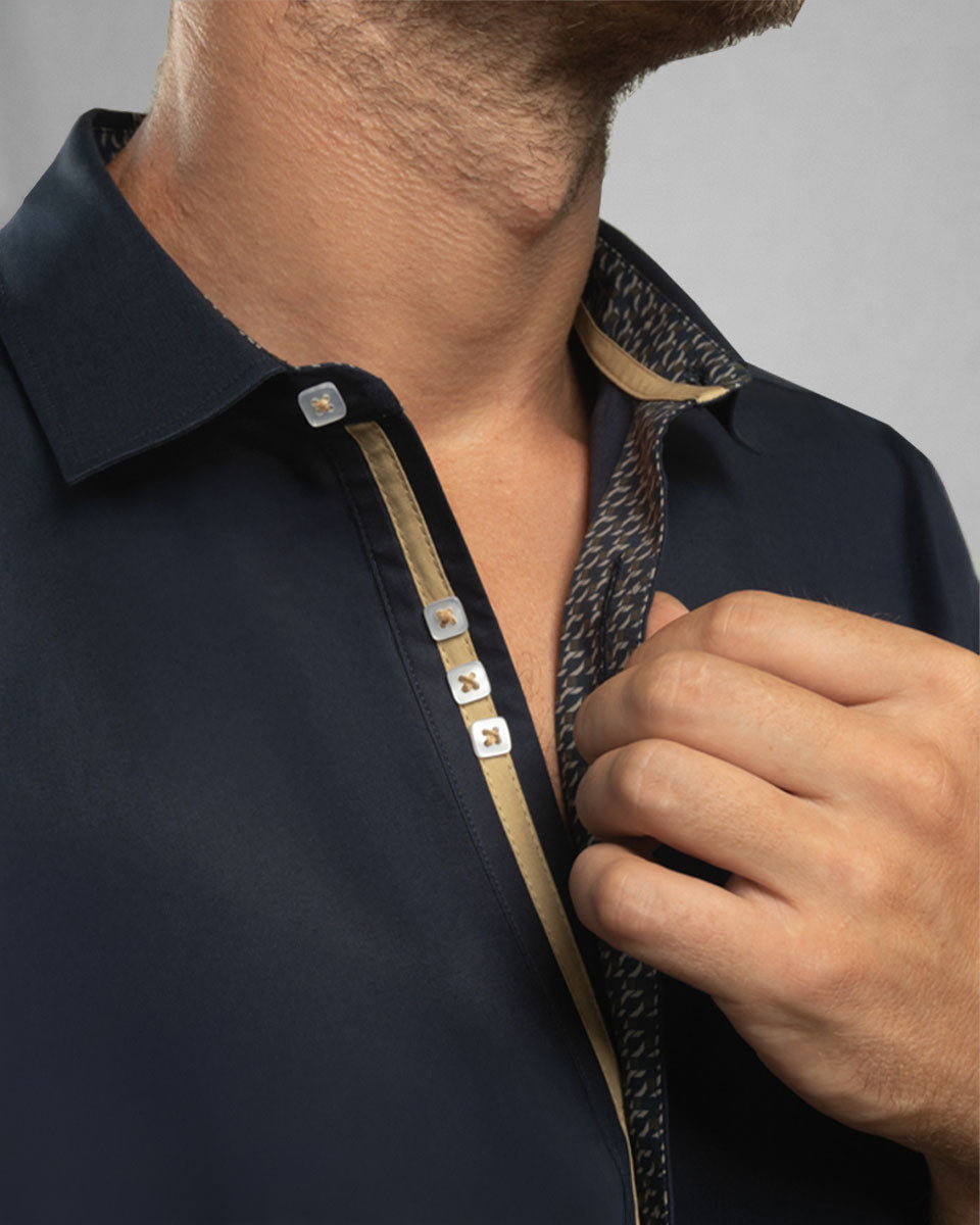 Camisa Casual Azul con Detalles Beige en Cuello y Puños