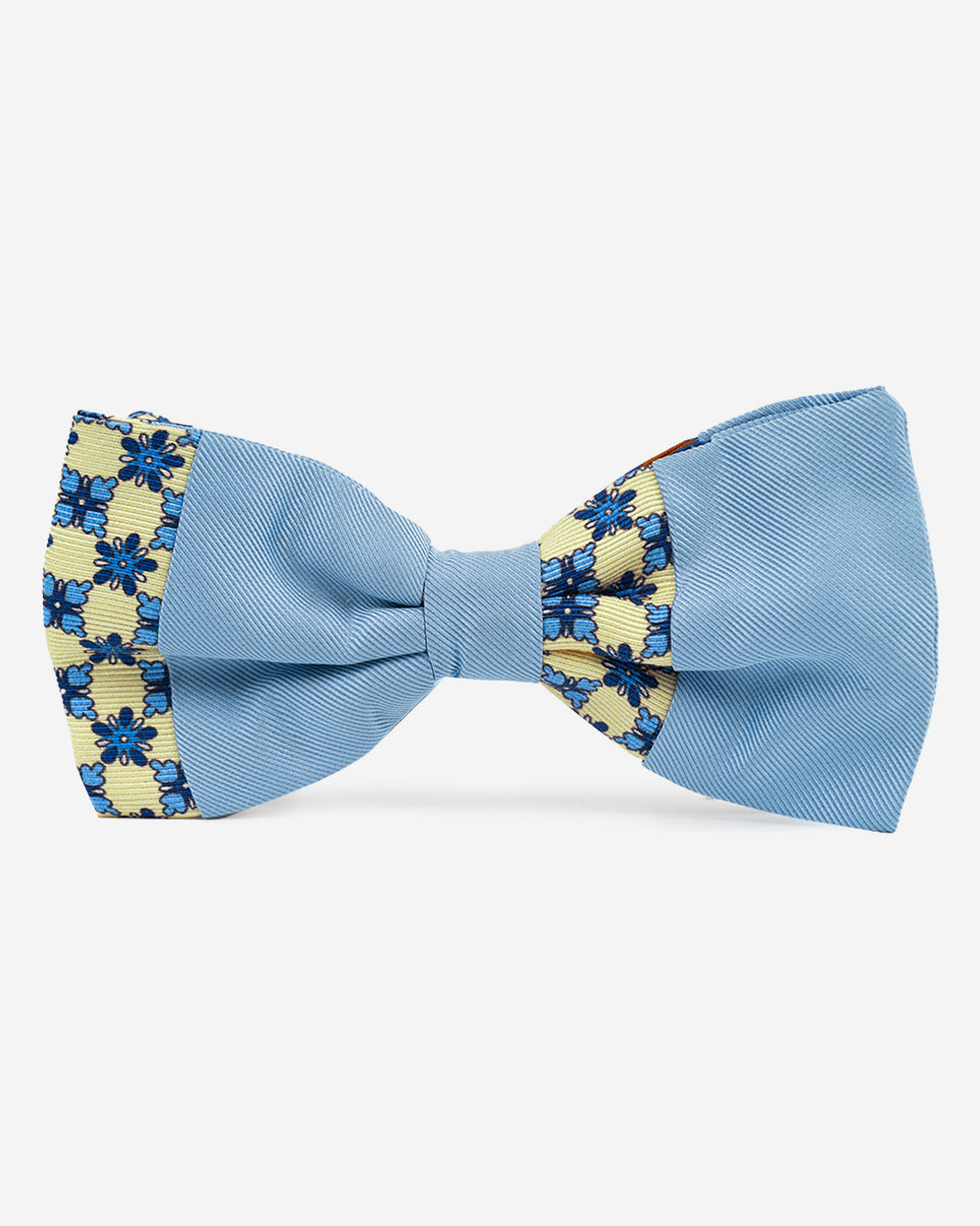 Pajarita Celeste con diseño de Flores Azules