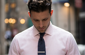 Pasador de corbata como complemento en la vestimenta