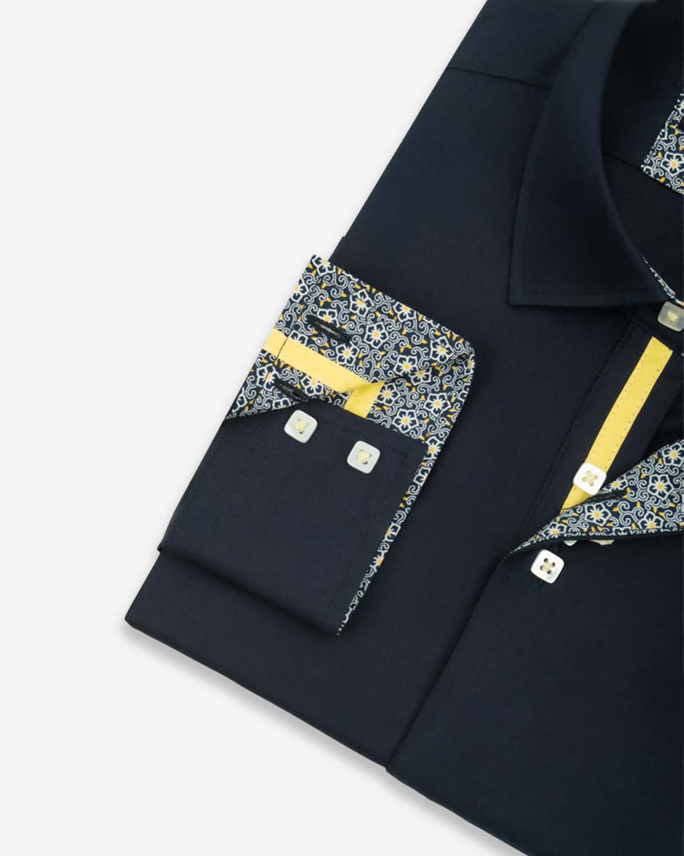 Camisa Casual Azul con Detalles Amarillo en Cuello y Puños
