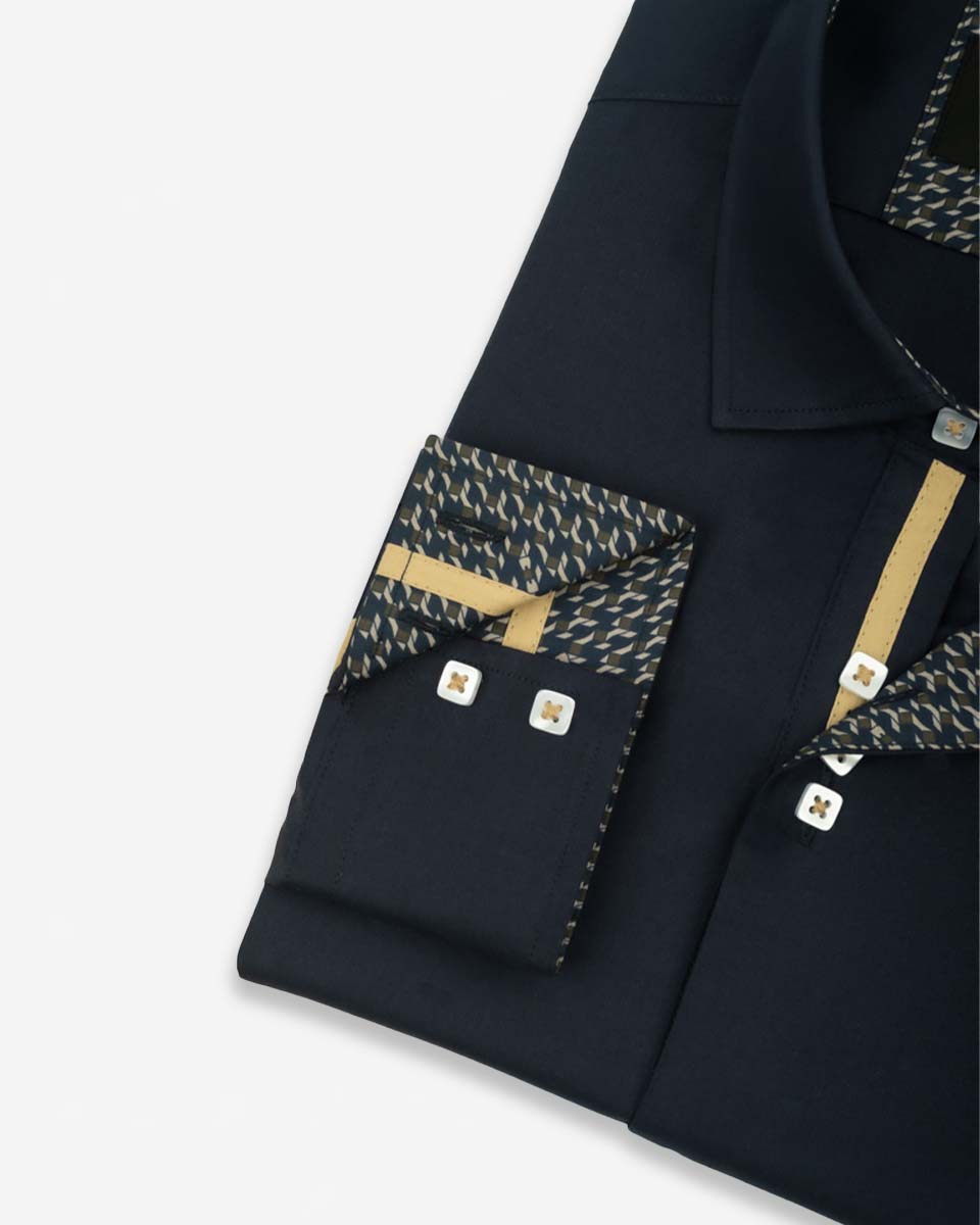 Camisa Casual Azul con Detalles Beige en Cuello y Puños