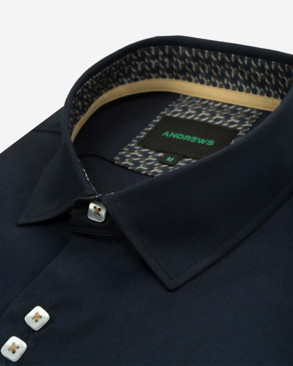 Camisa Casual Azul con Detalles Beige en Cuello y Puños