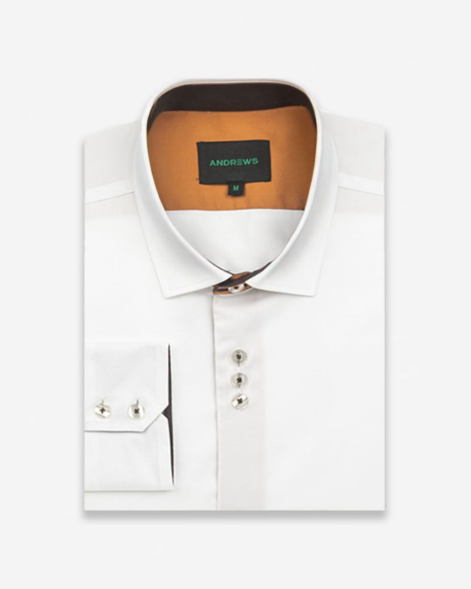 Camisa Casual color Blanco con Detalles Marrón en Cuello y Puños