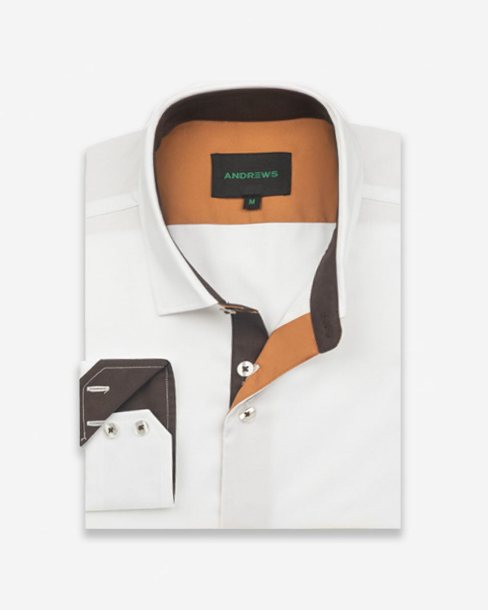 Camisa Casual color Blanco con Detalles Marrón en Cuello y Puños