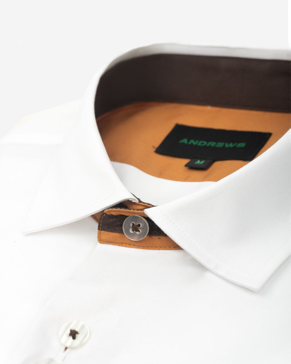 Camisa Casual color Blanco con Detalles Marrón en Cuello y Puños