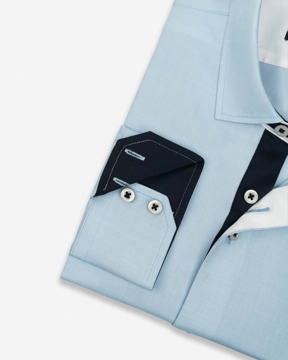 Camisa Casual color Celeste con Detalles Azul en Cuello y Puños