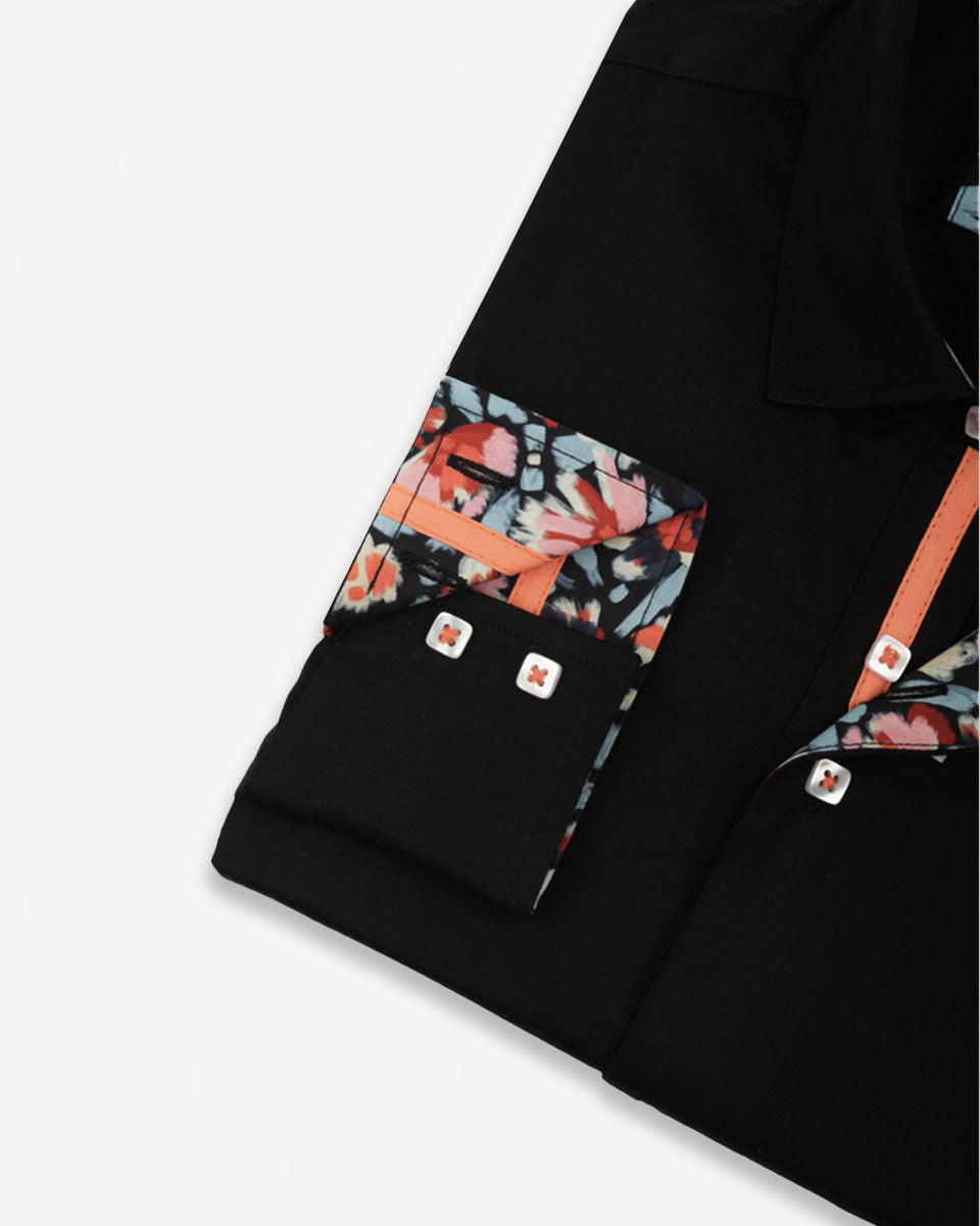 Camisa Casual Negra con Detalles Coral en Cuello y Puños