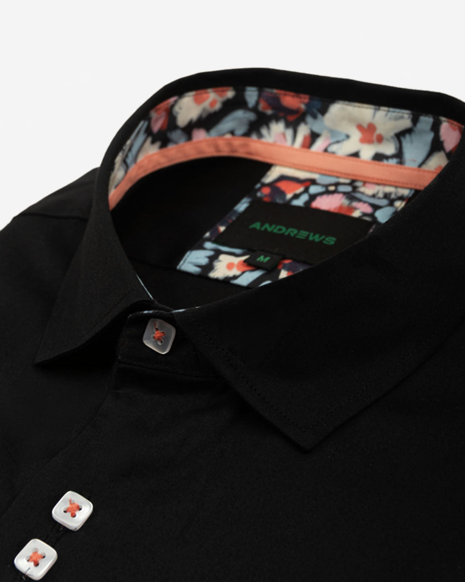 Camisa Casual Negra con Detalles Coral en Cuello y Puños