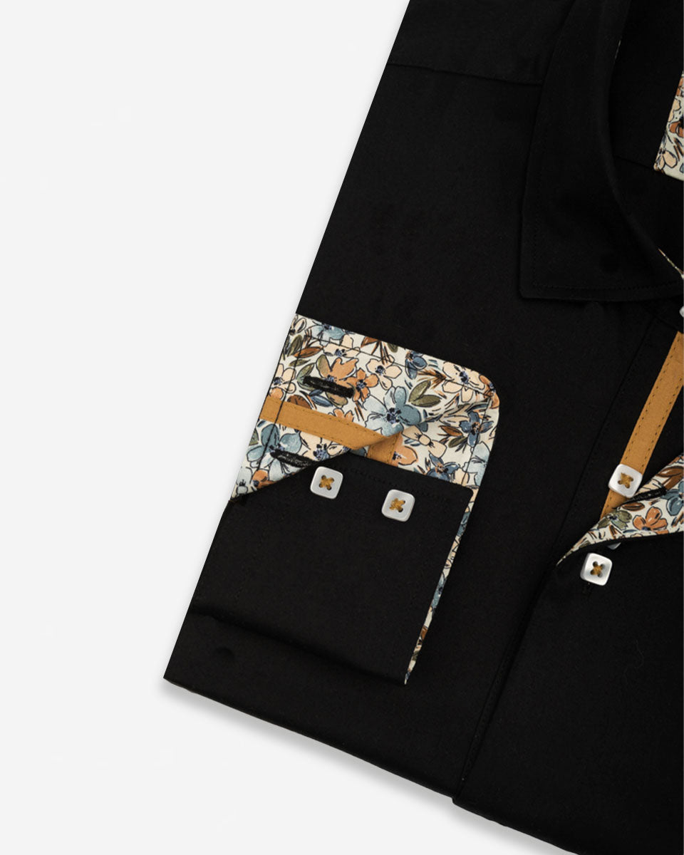 Camisa Casual Negra con Detalles Camel en Cuello y Puños