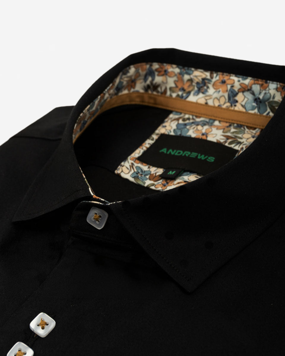 Camisa Casual Negra con Detalles Camel en Cuello y Puños